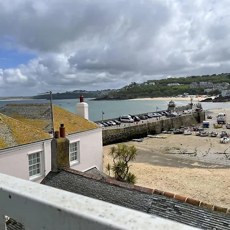 3 Sunnyside - Amazing Harbour Views Holiday home *